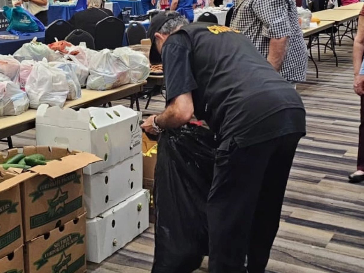 Voluntarios de Fundación Divanos sirviendo con amor