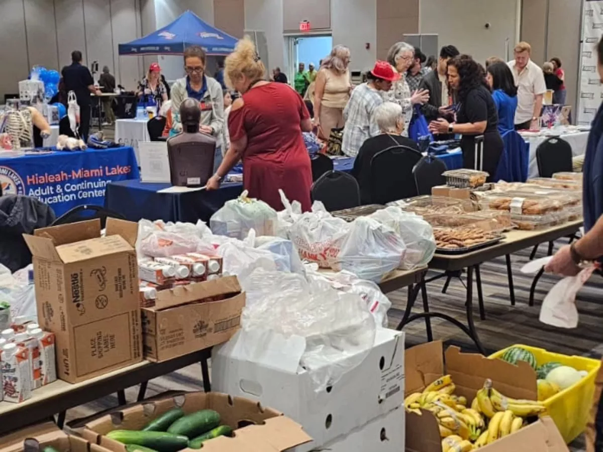 Momento de adoración elevando el espíritu en comunidad